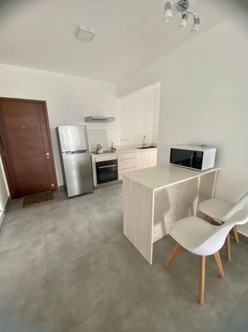 Sandstone Apartment A Walk To The Beach Flic en Flac Exterior photo
