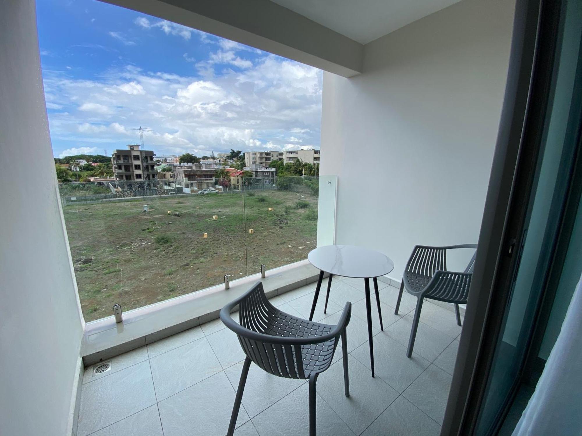 Sandstone Apartment A Walk To The Beach Flic en Flac Exterior photo